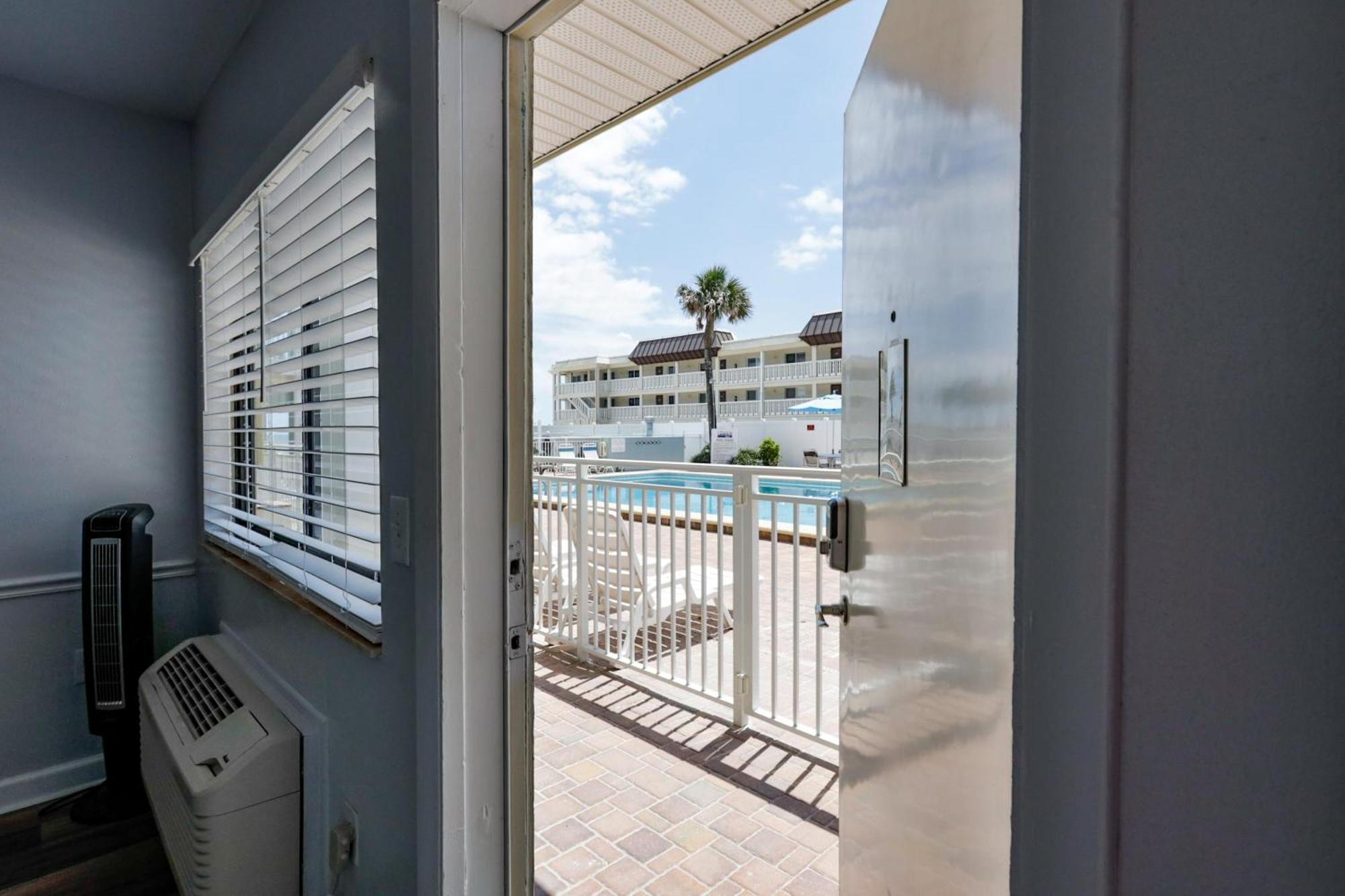 Coastal Waters 107 - A Studio Poolside Retreat New Smyrna Beach Exterior foto